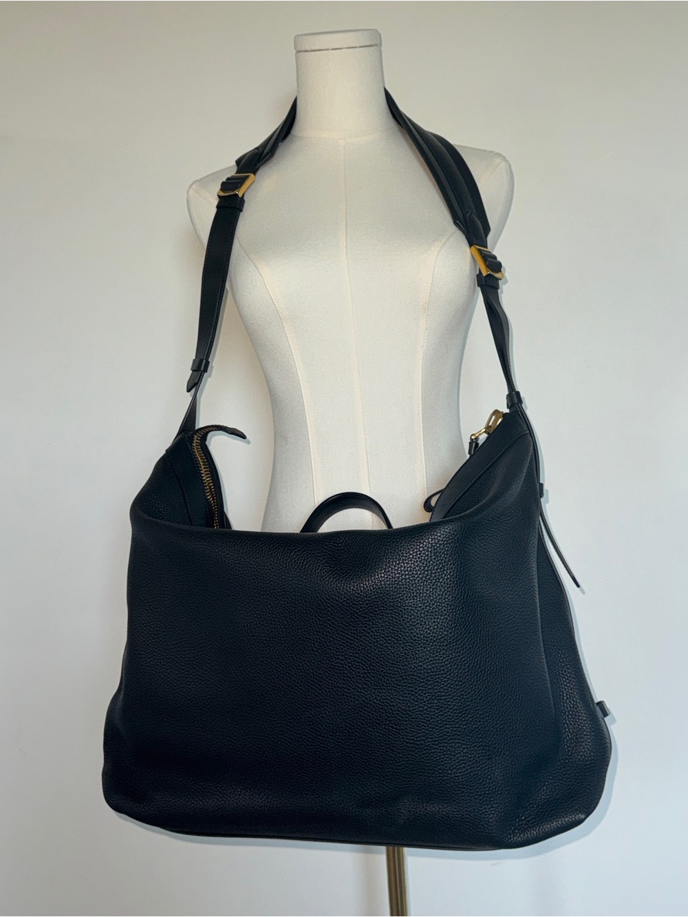 Tom Ford Black Grain Leather Oversized Hobo with Gold Hardware - Picture 2 of 6